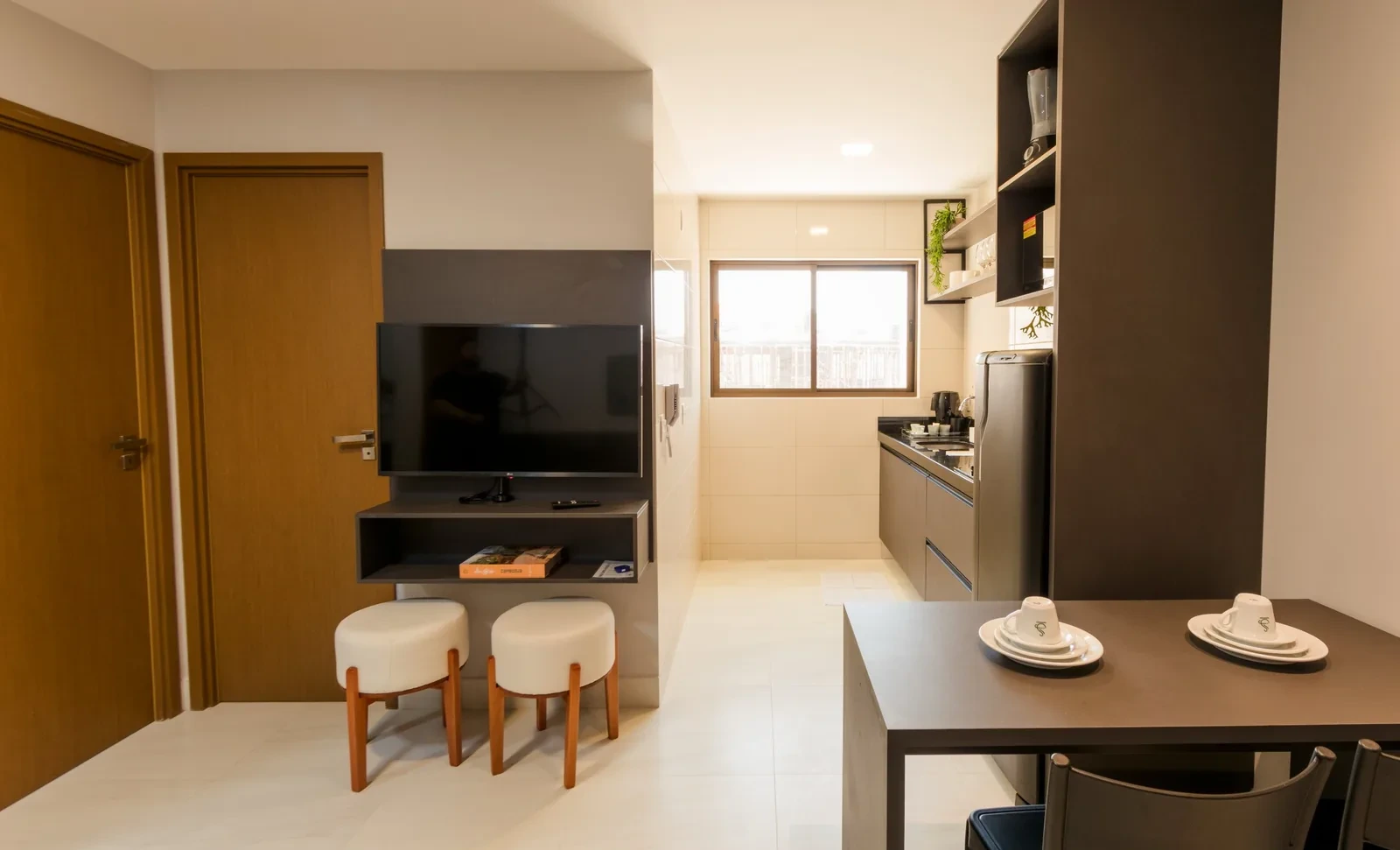 Apartamento Gaudium Flats — sala de estar com sofá e TV