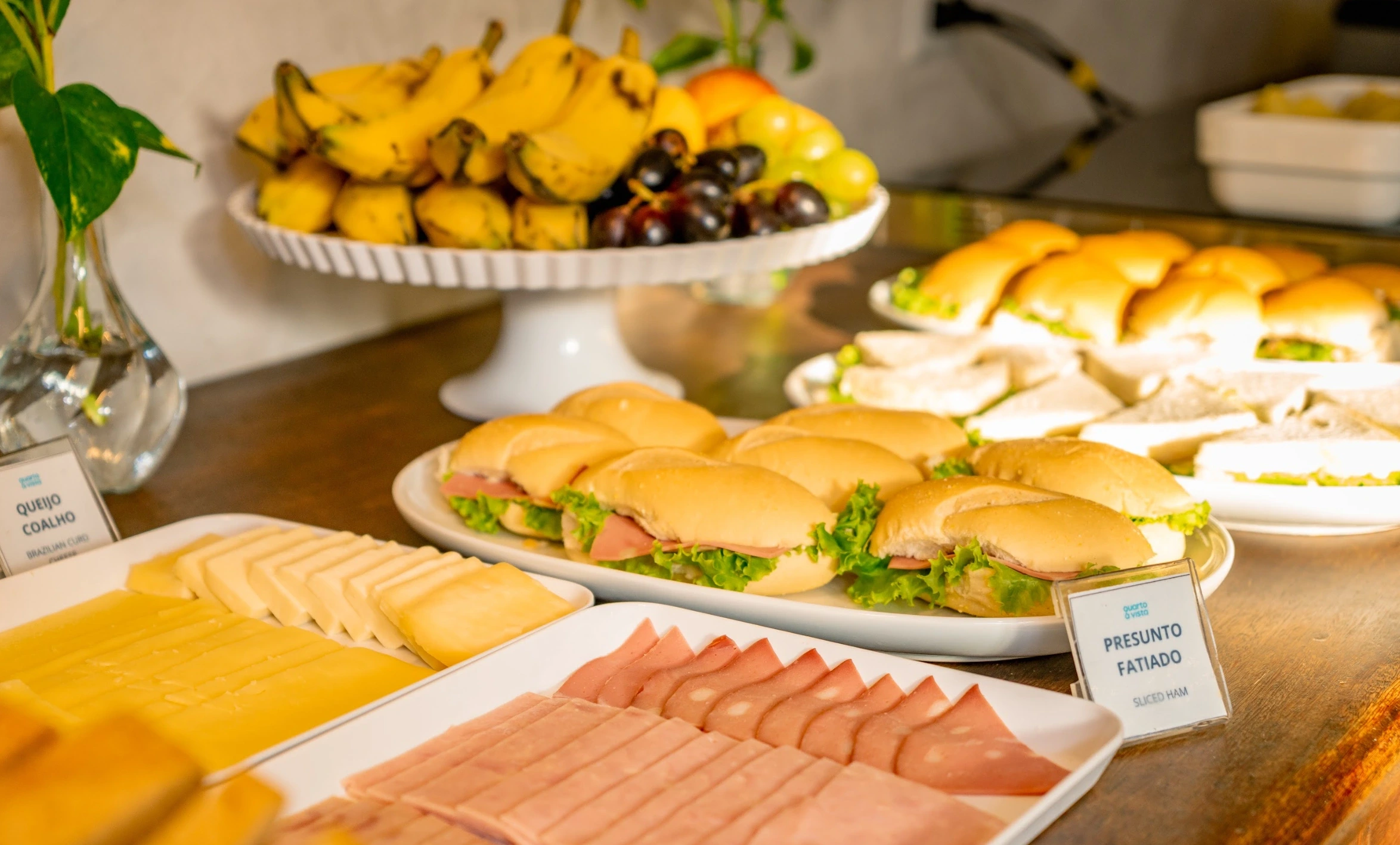 Café da manhã buffet no Gaudium Flats — frutas tropicais frescas