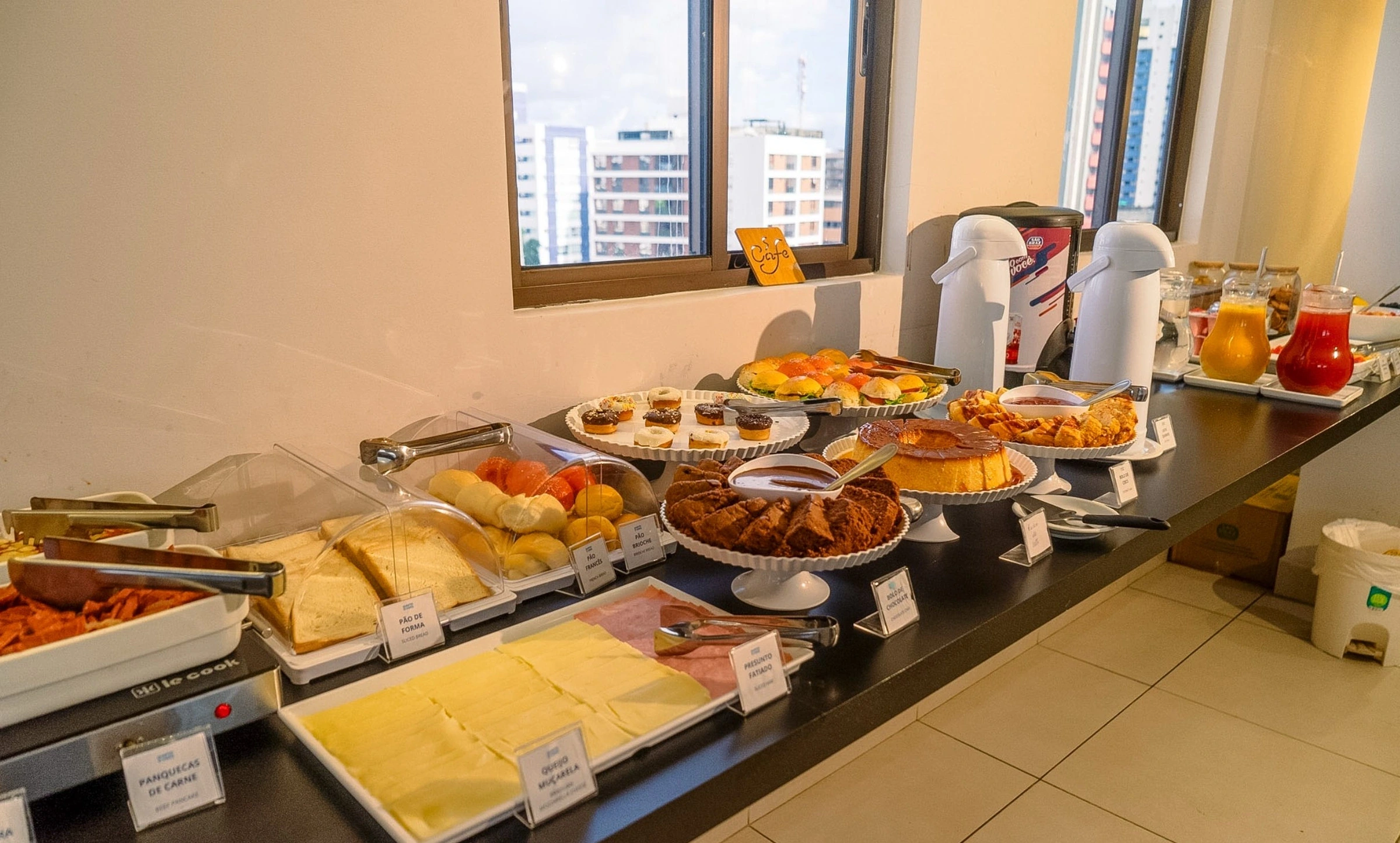 Tapioca e cuscuz nordestino servidos no café da manhã