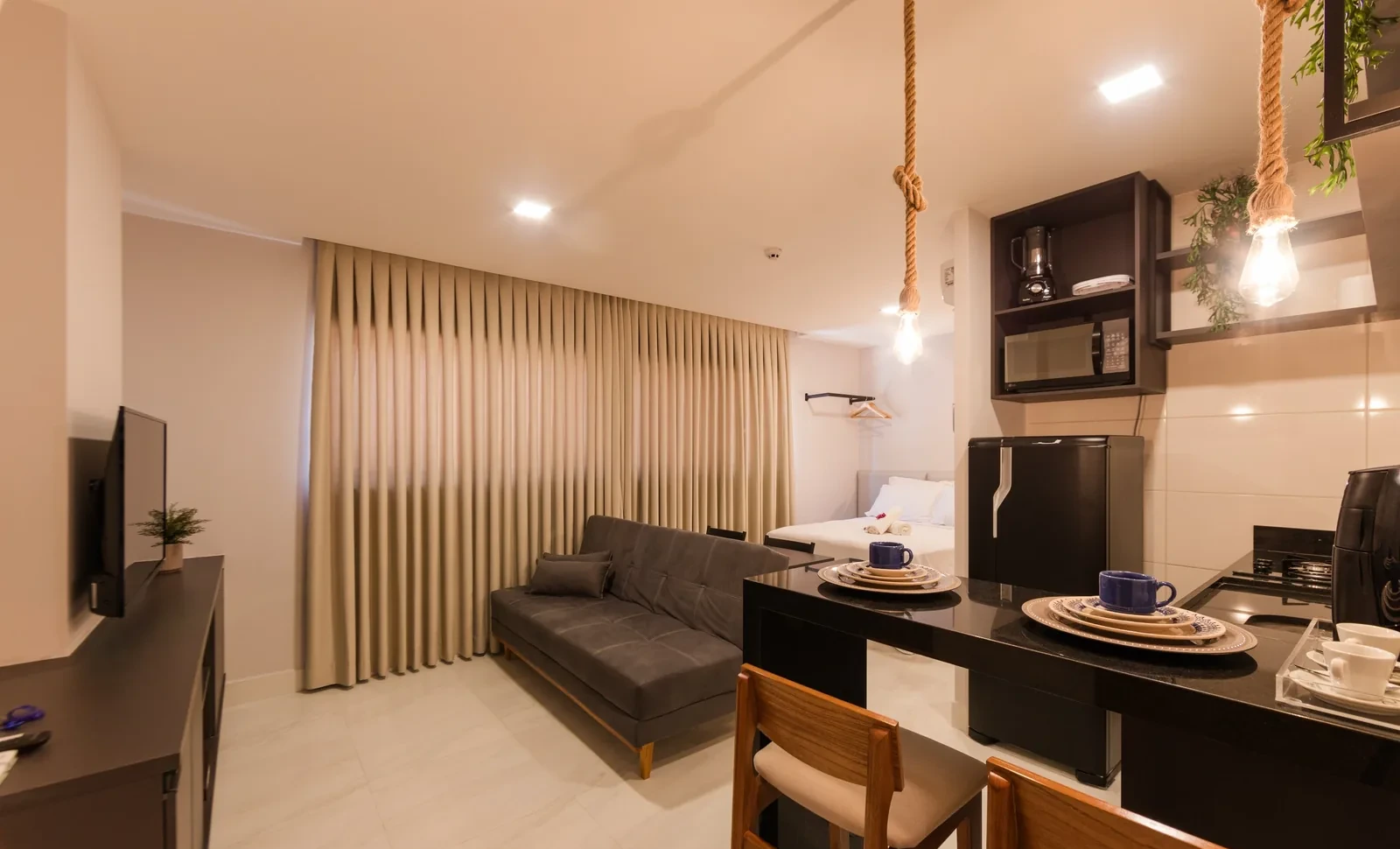 Quarto Duplo do Gaudium Flats com cama de casal e cozinha equipada