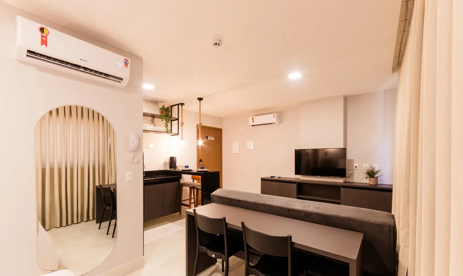 Quarto Duplo Gaudium Flats — banheiro privativo e armário