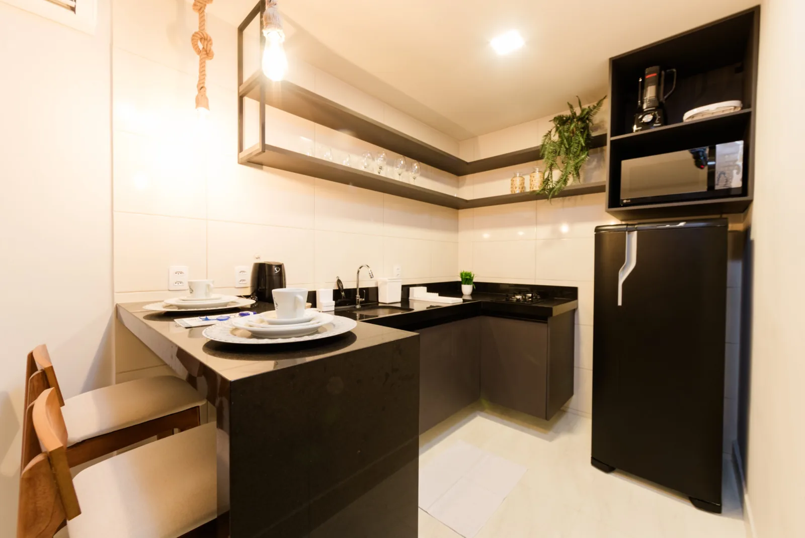 Quarto Quádruplo — cozinha equipada com microondas e geladeira
