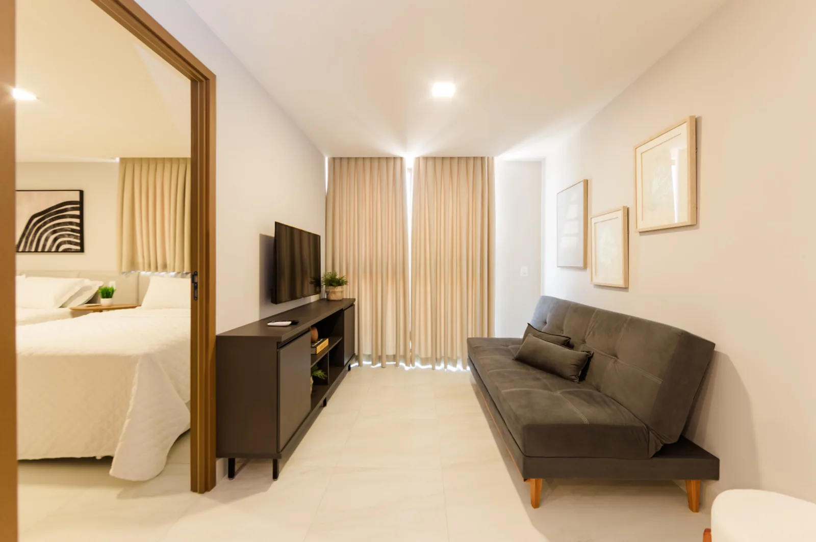 Quarto Quádruplo — sala de estar com sofá-cama e Smart TV